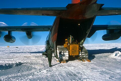 [Cappelle015.jpg]
Unloading the D6 cat.