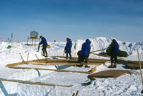 [Cappelle023.jpg]
Once the foundations are ready, we lay the ground.