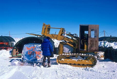 [Cappelle050.jpg]
Installing the generators within the power plant tent.