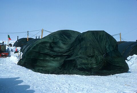 [Cappelle063.jpg]
The garage: a simple parachute under which blows the exhaust of the generators. Allows for immediate start of vehicles.