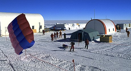 [LdF_Arrival.jpg]
Arrival of Laurence de la Ferrière at Dome C.