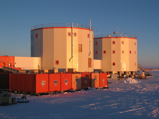 [20050227_07_FuelTanks.jpg]
The fuel tanks in front of the two buildings of Concordia. The tent behind holds the Caterpillar, the snowmachines and our balloon launch equipment. In the background you can see the summer camp under a rising moon.