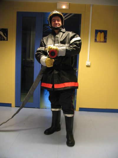 [20050428_22_Firemen.jpg]
Jeff reaching the 3rd floor of the noisy tower and ready to spray during the fire drill.