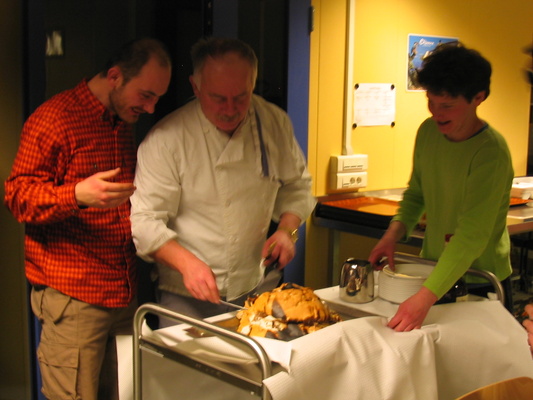 [20050604_116_OmeletteVesuvienne.jpg]
Jean-Louis teaching Emanuele how to slice the omelet after the flames have ablated.