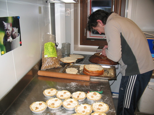 [20050730_017_JeffBread.jpg]
Jeff decorating a large loaf of bread.