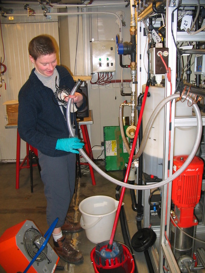 [20050805_009_WaterRecycling.jpg]
Claire (without hair) purging one of the tanks of the water recycling plant.