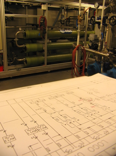 [20050805_018_WaterRecycling_.jpg]
The map of the system and the filtering membranes in the background. The membranes are rolled inside the big green tubes.