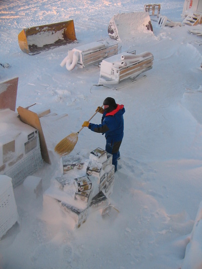 [20050823_003_FrozenWine.jpg]
Jean-Louis cleaning up the snow accumulated over the cubes of frozen wine, prior to bringing them indoors to thaw... and drink.