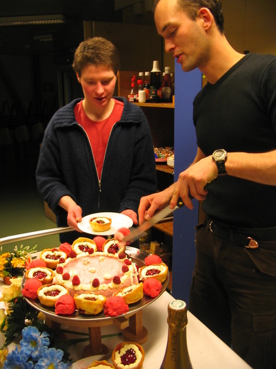 [20050910_047_Raspberries.jpg]
Pascal cutting up his raspberry cake with the help of Claire.