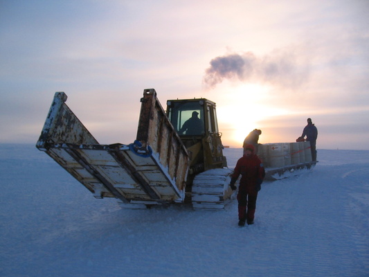 [20051105_083_Unload.jpg]
Jean bringing a crate to unload the plane.