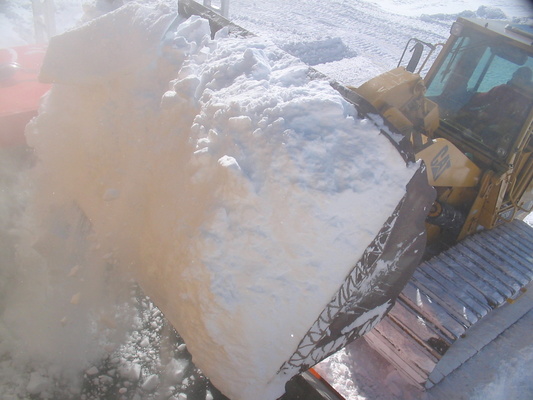 [20051108_018_LoadingMelter.jpg]
Claire driving the Cat, loading the melter with fresh snow. In winter it's enough to load it once a week, but during summer there's not only an influx of people but also increased outside activity (more sweat !), thus more showers.