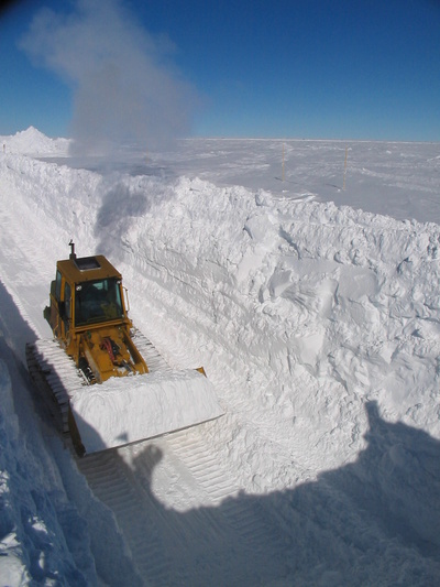 [20051118_006_SnowRemovalGarage.jpg]
Jean removing snow from the access ramp leading to the underground garage.