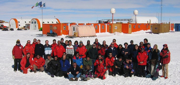 [DC2004_TeamB.jpg]
The Dome C 2004/2005 summer team and Concordia construction team (photo Sergio Tugnoli).