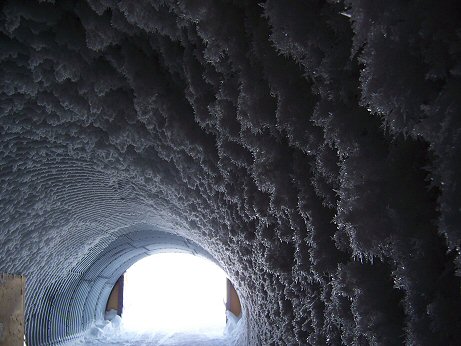 [IceDeposit.jpg]
Ice deposit on the garage walls (Photo Laurent).