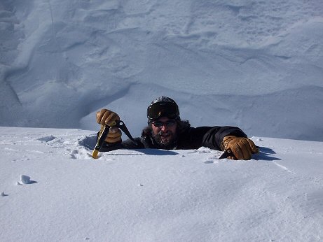 [OutOfTheHole.jpg]
Trying to climb back to ground level (Photo Laurent).