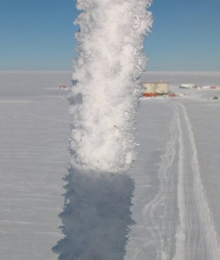 [SolidStateDeposit.jpg]
Ice deposit via reverse sublimation on a rope of the american tower.