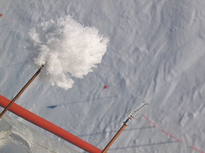 [TungstenThermometers.jpg]
Ultra-sensitive tungsten thermometers, part of Karim's turbulence measurements. Those thermometer made of a thin tungsten wire through which runs an electric current are sensitive to one hundredth of a degree and highly reactive; that is when the very fragile filament is not broken like the one on the left of the picture which subsequently iced up !