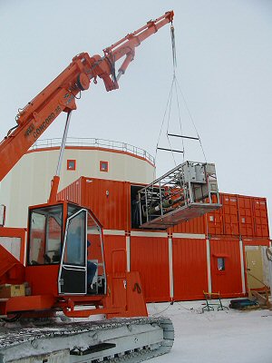 [WaterPlant.jpg]
Introducing the water recycling plant inside its container above the power plant (Photo Hubert Sinardet).