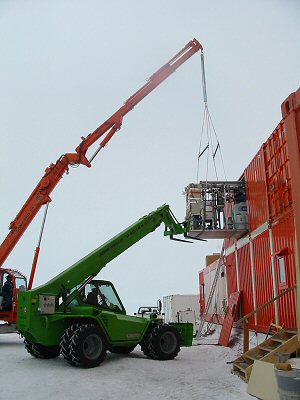 [WaterPlant2.jpg]
Introducing the water recycling plant inside its container above the power plant (Photo Hubert Sinardet)