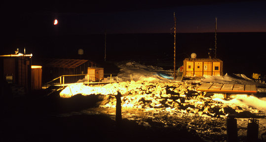 [DdU_WinterDark.jpg]
Winter darkness on Dumont d'Urville. During aurora observation periods or astronomy sessions, all lights are out.