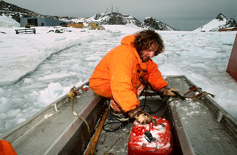 [PetrelControl1.jpg]
Gronitho starting the boat in the pack to go on a snow petrel counting mission.