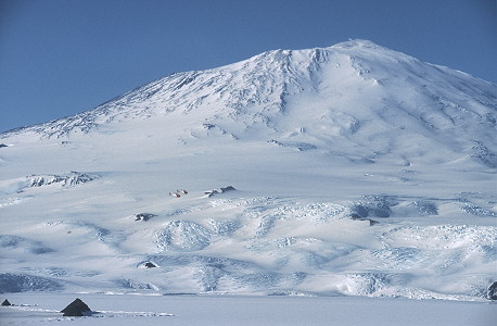 [ErebusHelicopters.jpg]
Helicopters flying before Mt Erebus, and being overtaken by our own Twin-Otter.