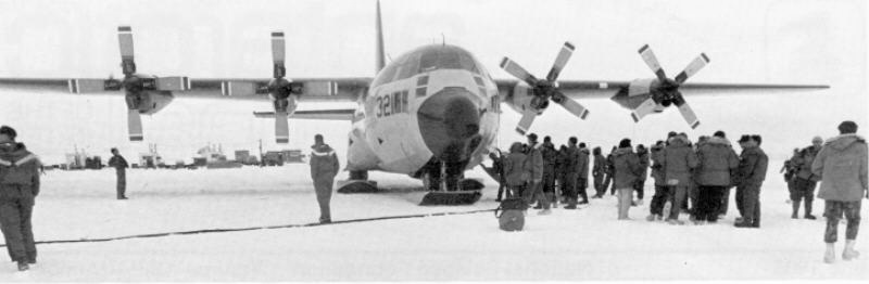 [crowd1.jpg]
The workers present at Williams Field are greeting the crew of 321 after coming back from D59 (photo US Navy).