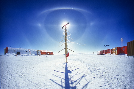 [SundogXmasTreeFEW.jpg]
Sundogs and Lowitz arcs behind the 'Xmas tree' which I used to hide the sun and lower the backlighting brightness.