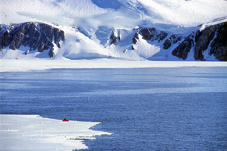 [SeaIceWatchingPenguins.jpg]
Penguins and their admirers.