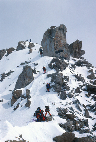 [WestButtress.jpg]
Crowded west buttress ridge at around 15000ft.