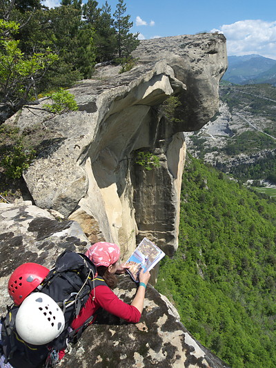 [20100524_124203_Annot.jpg]
Looking down at the routes from the summit of Annot. 3 routes come out right there.