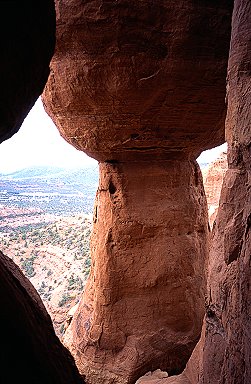 [Mace4th.jpg]
Gigantic boulders balancing on sandstone columns up the fourth pitch of the Mace.