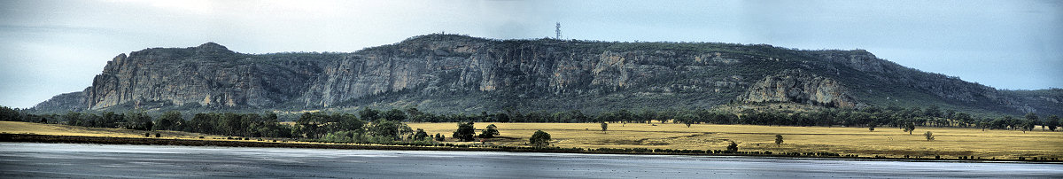 [ArapilesPano.jpg]
Panoramic view of Arapiles from the Mitre salt lake.