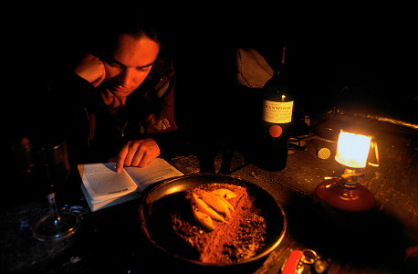 [ChocolateCakeNight.jpg]
Chocolate cake prepared at the campground. And pretty decent Aussie wine.