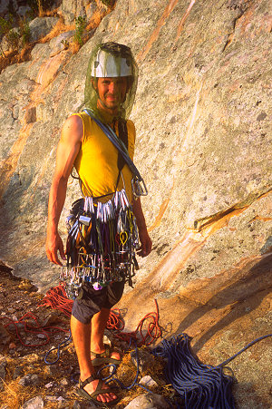 [FlyNetClimber.jpg]
Climbing with a net against the flies !