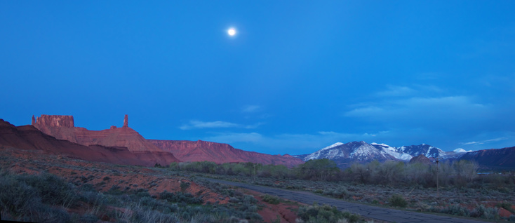 [20190418_041716_ArchesNPPano_.jpg]
Castleton Tower in the moonlight.