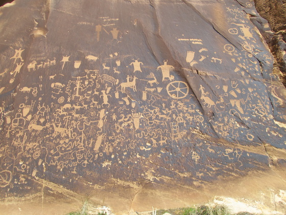 [20190420_232428_NewspaperRock.jpg]
Newspaper Rock, one of the many aptly named similar rocks. This one at the entrance of Indian Creek.