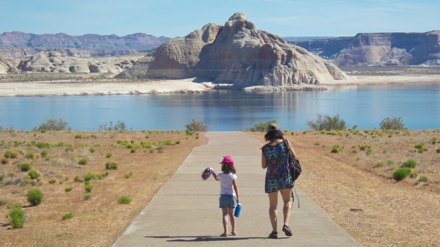 [20190424_093812_LakePowell.jpg]
After the desert, let's play a bit in the water of Lake Powell