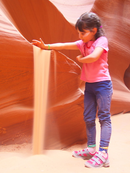 [20190428_133903_AntelopeCanyon.jpg]
Sand running down the rock.