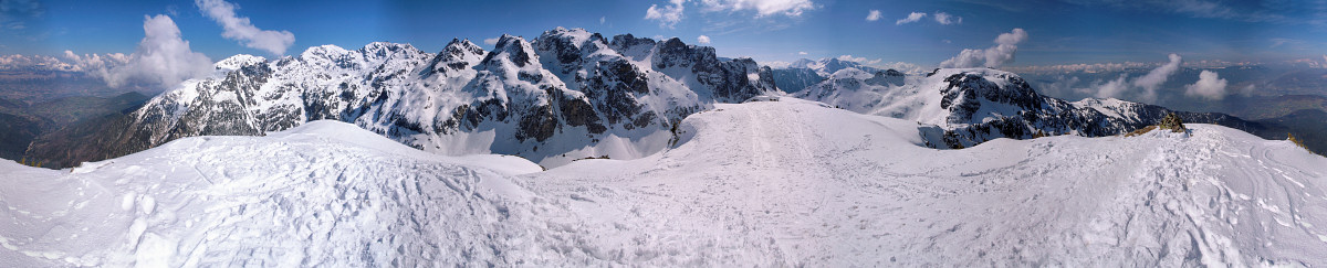 [20070328-ChamroussePt2232-Pano_.jpg]
Panorama of Belledonne performed from the summit of Pt 2232. The flat summit on the right is the Dome of Chamrousse.