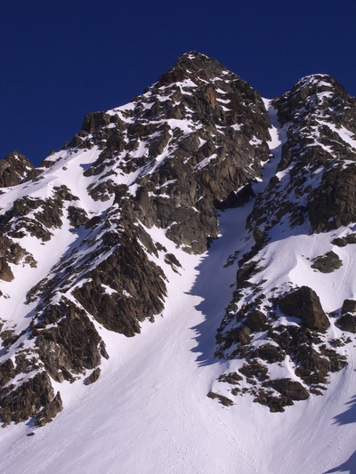 [20080210_121915_ArguilleCouloir.jpg]
The south couloir of Rocher d'Arguille, a 5.3 couloir with some steep 50° at the top and sustained. And that's only the upper part, the lower part is almost as steep and even longer.