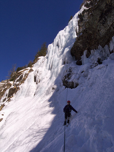 [20090228_141108_BoulonIce.jpg]
Two pitches out of 4 and it gets way too hot in the sun, the ice is melting like an italian ice-cream. Early march is a bit late to climb at such low altitude maybe...