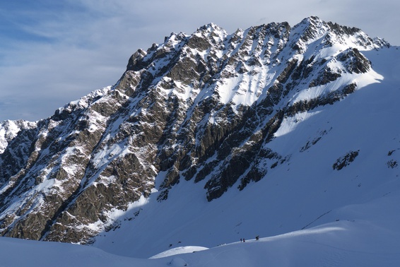 [20110226_103724_GrandesLanches.jpg]
Skiers facing the Grandes Lanches.