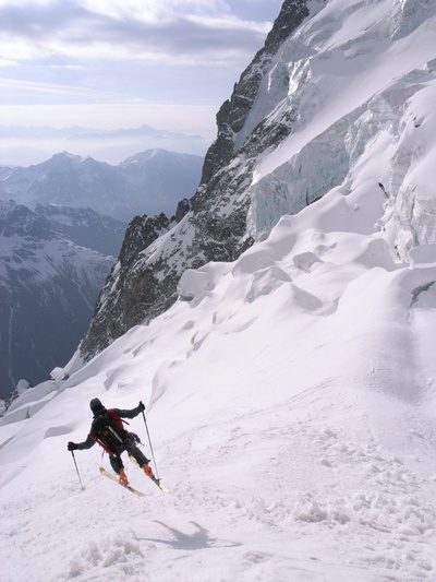 [20060505_0011281_PelvouxDescent_ViolettesGlacier_.jpg]
Jumping between crevasses and seracs down the Violettes glacier.