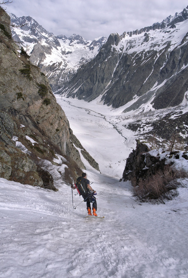 [20060505_PelvouxDescent_EndPano.jpg]
The last snow couloir before arriving at the Pré de Mme Carle, end of the trip.