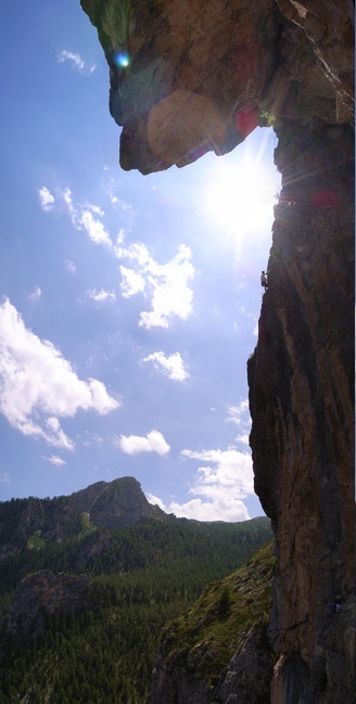 [20060626_LysVincentEdgeVPano_.jpg]
Vincent on a parallel route on the Lys cliff. Taken from below the 7b roof.