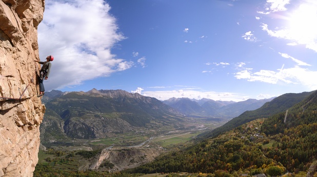 [20061014-PonteilAgoTBPano_.jpg]
Agostino on the traverse of the 5th pitch.