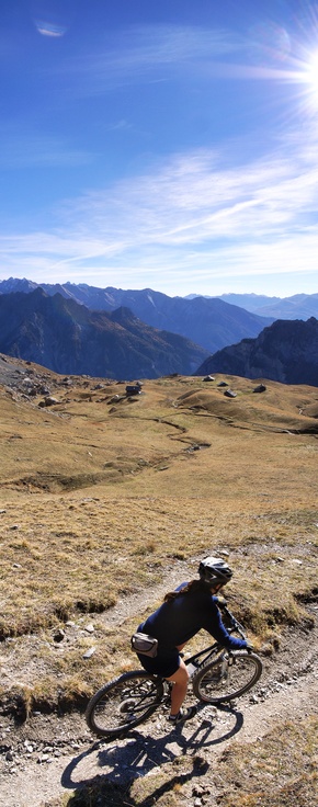 [20061030-BikeDownFurfandeVPano_.jpg]
Biking down from the Furfande pass, towards the Maranuit huts.