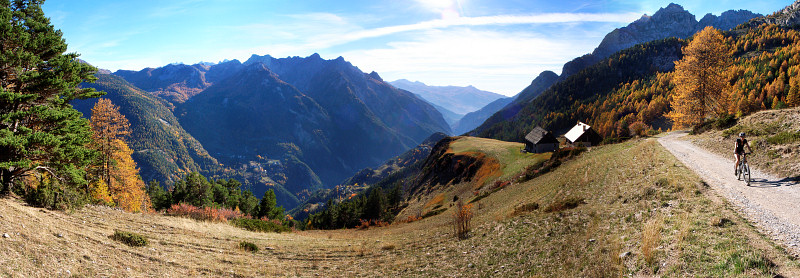 [20061030-QueyronPano.jpg]
Reaching the road for a short while at the Queyron huts, before taking off again on dirt trails.