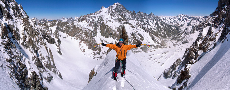 [20070518-EmeraudeSummitVPano_.jpg]
In the middle of the Emeraude gully after the end of the difficulty. From there you traverse 100m and then follow a snow slope to the top. This image shows most of the Glacier noir with the prominent Barre des Ecrins smack in the middle, partly sheltered by Peak Coolidge. The Pelvoux starts on the far right.